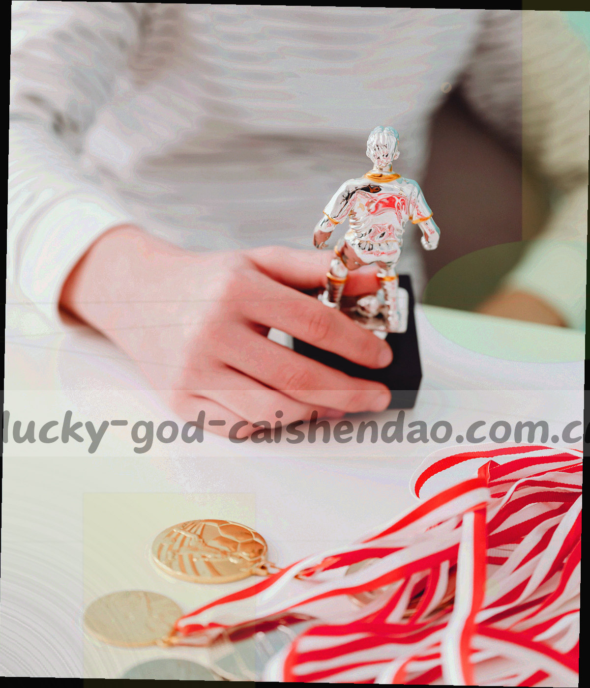 3D 渲染的财神形象手持金元宝，身旁并排一部显示游戏界面的手机，背景为暖金色数据流光